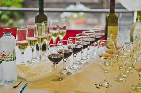 杯子上摆着各种葡萄酒一系列杯子上摆着548的葡萄酒图片
