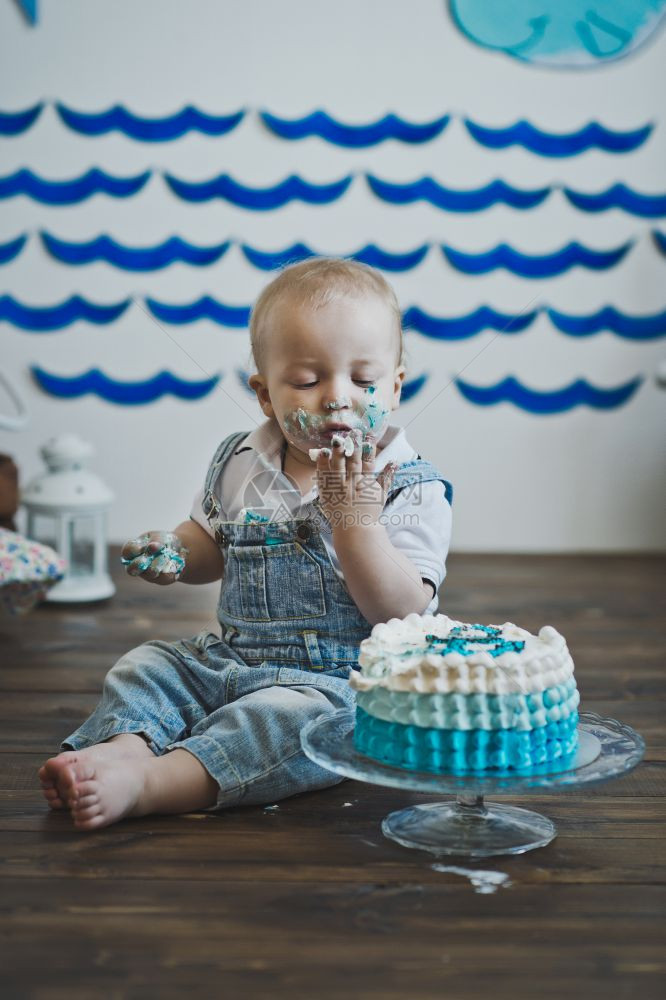 小男孩用手吃蛋糕男孩用手吃蛋糕580图片