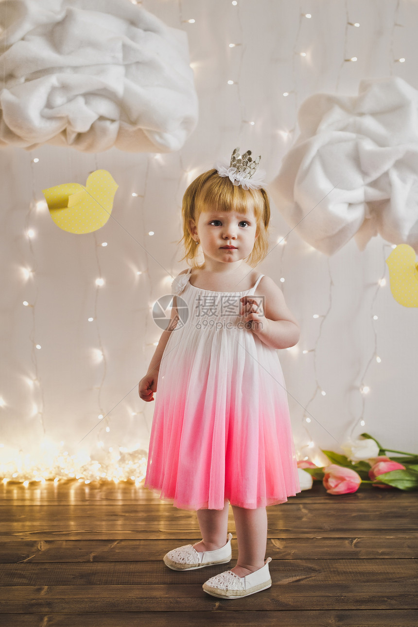 孩子戴着皇冠和粉红色的裙子小公主身着灯光和云彩536图片