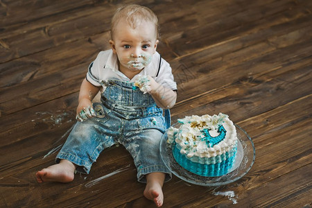 小孩的蛋糕和糖果婴儿的肖像涂有蛋糕598图片