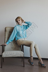 坐在椅子上的女孩穿Lilac衬衫5317的女孩肖像背景图片
