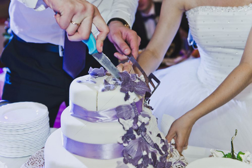 紫色婚礼蛋糕设计为560的甜蜜节日蛋糕图片