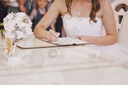 新娘在结婚仪式上签名549图片