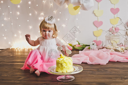 小女孩坐在一个甜蛋糕前孩子庆祝了第一个生日5374高清图片