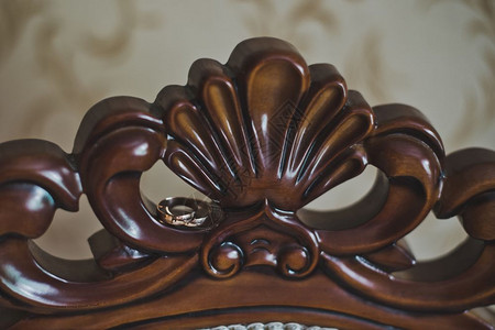 雕刻的木制结构图案背rest椅子的装饰部分是从木材5124雕刻的图片