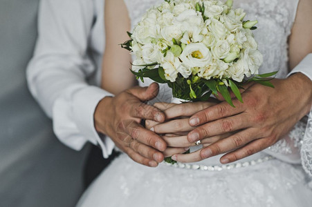 男人和女手握结婚戒指握在518手里背景