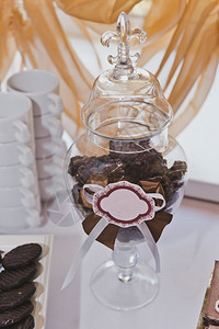 桌上的花瓶里装着糖果上面放5217图片