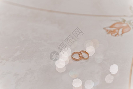 餐桌上漂亮的结婚戒指餐桌上的结婚戒指5927图片