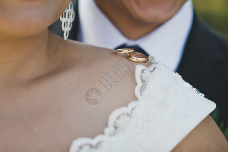 新娘的婚戒肩膀上婚戒5719图片