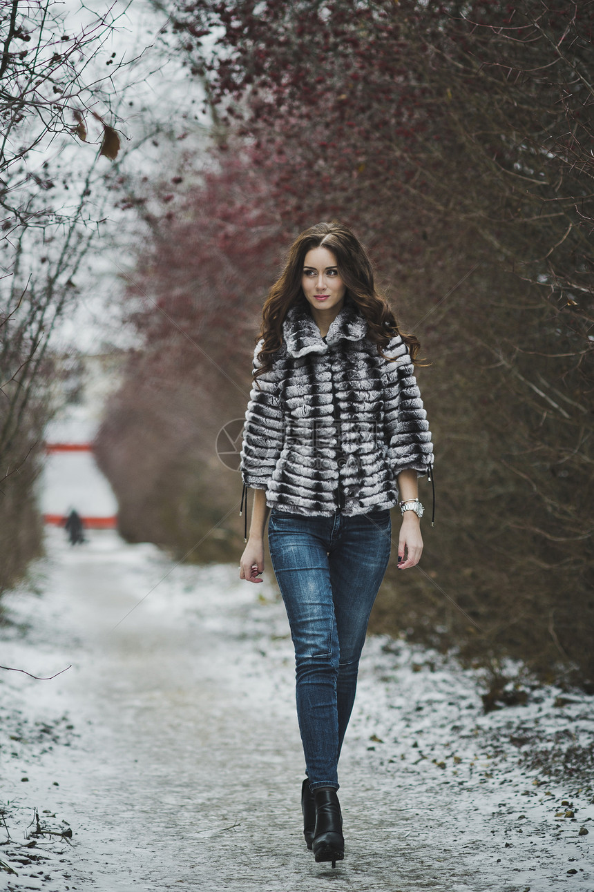 一个女孩在冬季风景的背上展示了一张照片个女孩在走着498的路上漂亮肖像图片