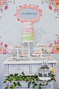 餐桌上的甜点给客人吃糖果放在413桌的花瓶里背景图片