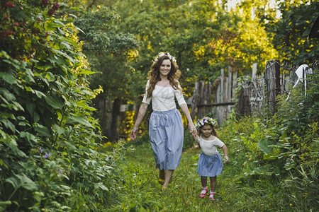 母亲和女儿在花园里散步家庭与孩子一起在夏令营478图片