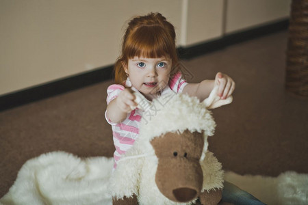 红发女孩跟狼玩耍火辣的小女孩跟玩具狼437图片