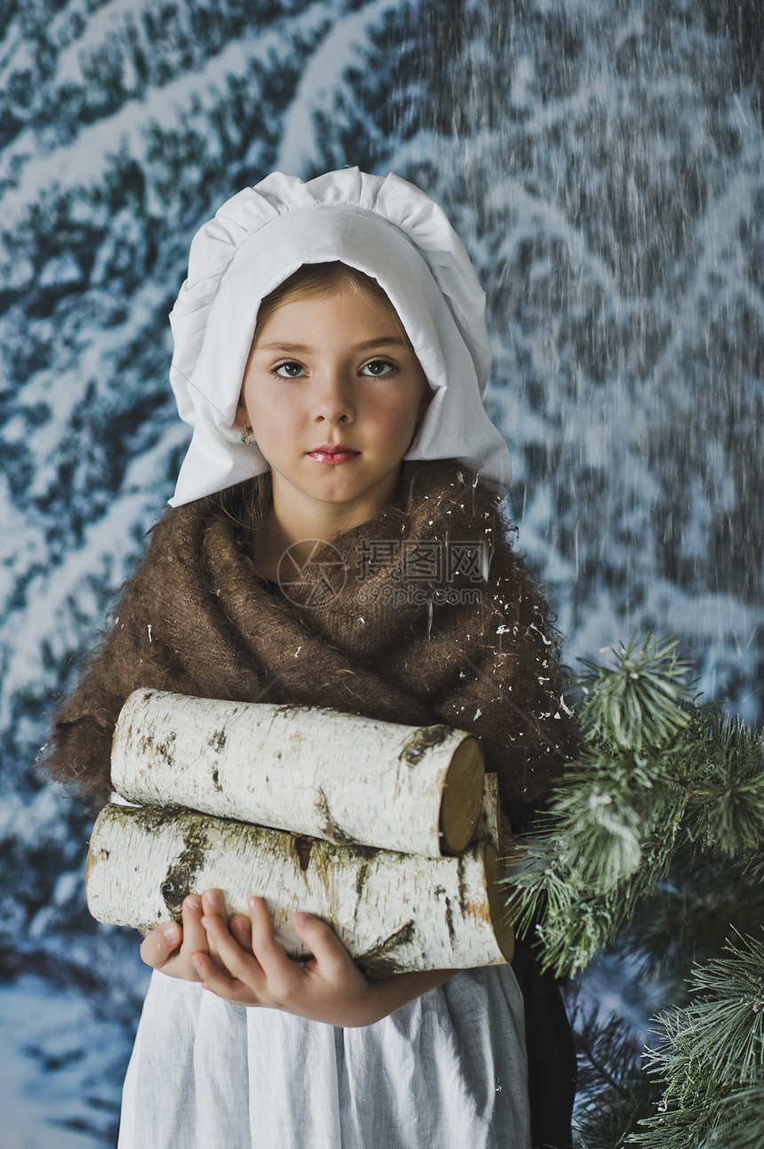 在雪林中幼女冬季森林中拾柴482图片