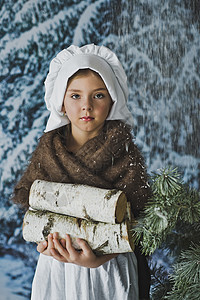 雪中孩子在雪林中幼女冬季森林中拾柴482背景