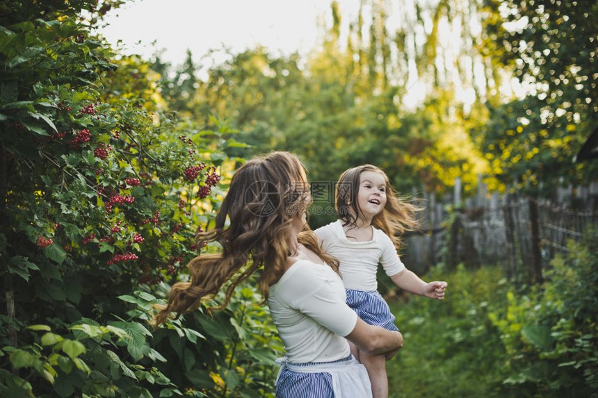 母亲和女儿在花园里散步和玩耍4726图片