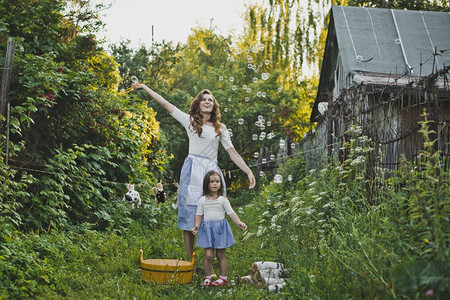 母亲和女儿在花园里散步和玩耍大自然与孩子的母亲一起走4721图片