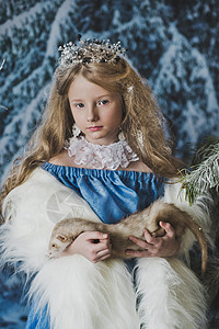 可爱的婴儿拿着雪貂公主手里拿着貂4563图片