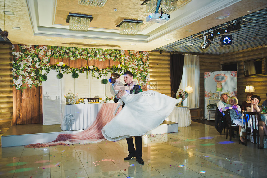 新娘和郎的夜舞4309新婚夫妇的第一支舞图片