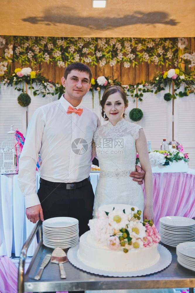 新娘和郎切入了婚礼蛋糕的部分新婚夫妇为客人分享了结婚蛋糕4216图片