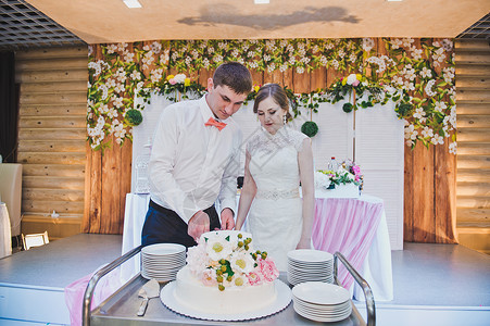 新娘和郎切入了婚礼蛋糕的部分新婚夫妇为客人分享了一个结婚蛋糕4218图片