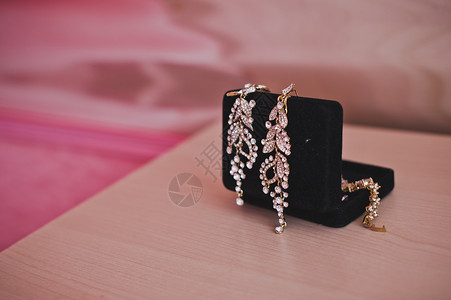 装着珠宝的盒子在婚礼上漂亮的耳环在3654号盒子上背景图片