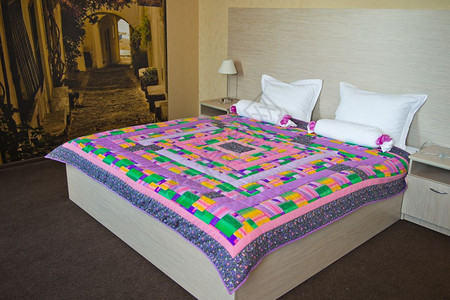 毯子从布料的碎片上手工缝合床边的毯子从3026纤维的亮片上缝合图片