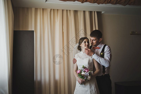 丈夫温柔地拥抱着妻子新婚夫妇的初次拥抱375图片