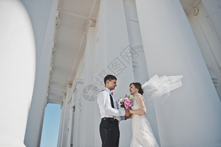 新婚夫妇拥抱着背景380号教堂背景图片