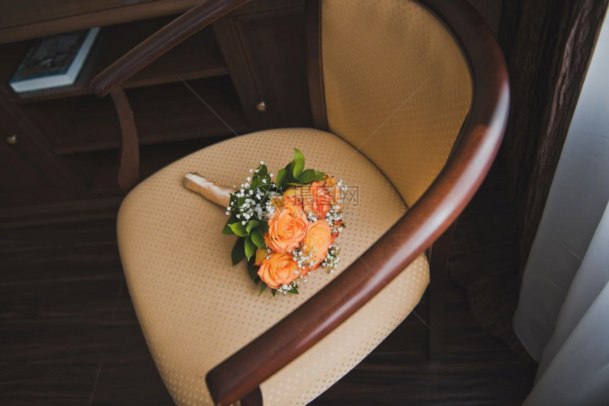 一束花放在米色椅子上3504座椅子上的花朵图片