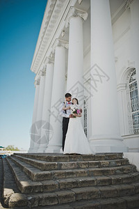 新婚夫妇在白柱上新娘和郎在白柱上3926背景图片