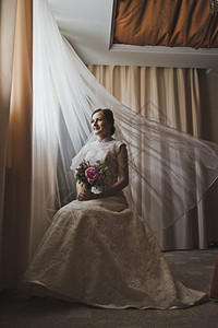 新娘在窗边穿着婚纱的肖像新娘在窗边379图片
