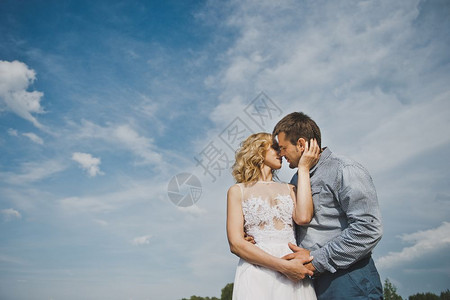 女孩和男人对着天空亲吻穿过3150号田野图片