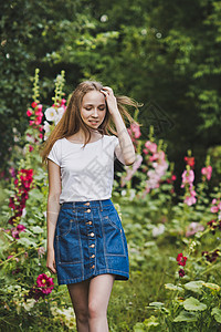 年轻女孩在花朵中走高的花朵中345高清图片