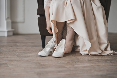 穿着白鞋的姑娘穿着白鞋的1576年女孩的腿图片