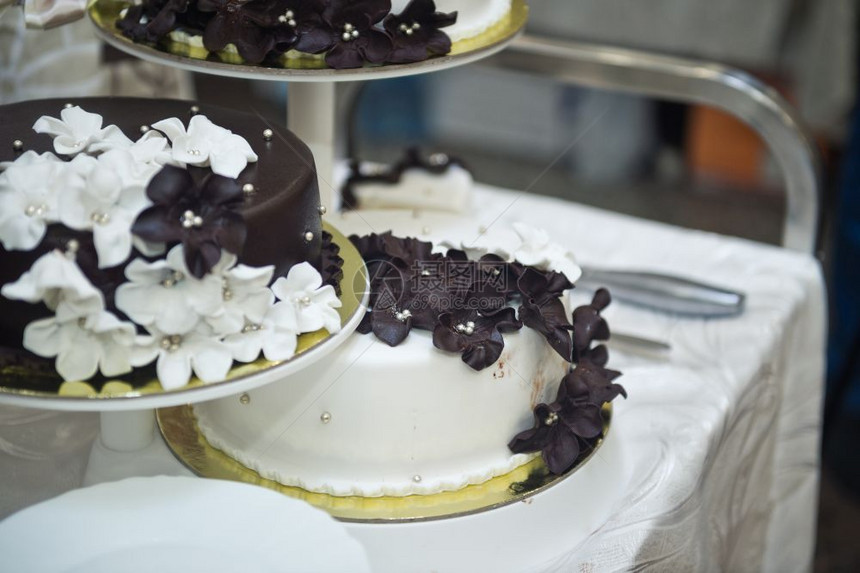 美丽的黑白三重蛋糕1620分给客人之前的婚礼蛋糕图片