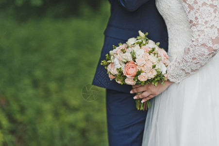 新娘手里握着一束精美的花2605新娘手里握着一束美丽而精的花束图片