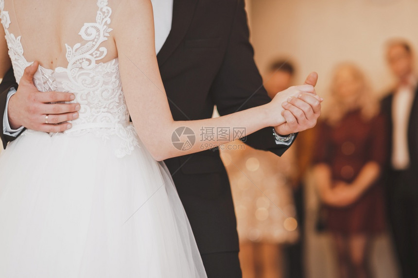 新郎在婚礼上跳舞时握着新娘的手图片