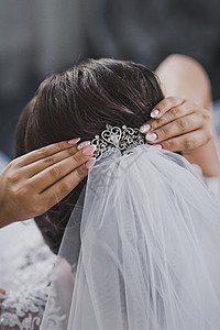 新娘们结婚时戴面纱和发夹的婚式大相照图片