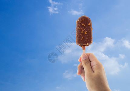 冰淇淋夹在夏天的空图片
