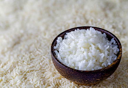 煮饭大米和有稻谷背景的米图片