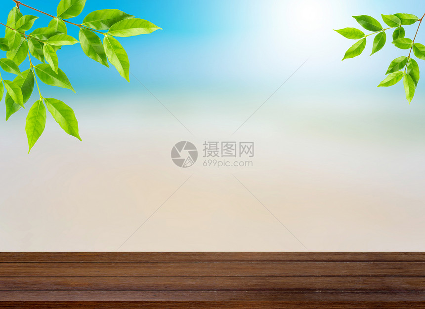 在模糊的海滩和叶背景夏季概念模糊的海滩和叶背景上顶的木板可用于展示或调配产品图片