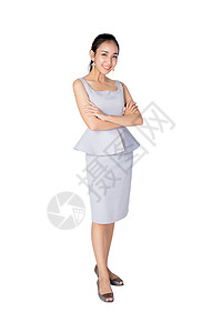 带着跨臂站在白色背景下微笑的商业妇女图片