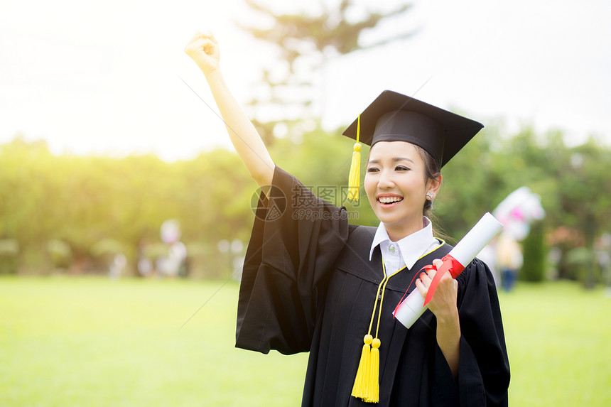 穿着毕业帽子和服装的女研究生图片