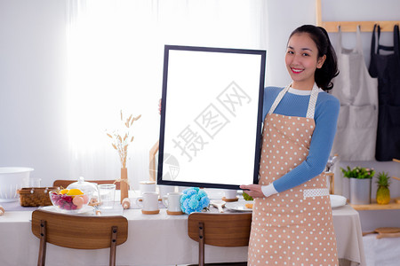 女厨师在餐厅菜单或食谱上显示空白的餐桌菜单牌或背景食谱图片