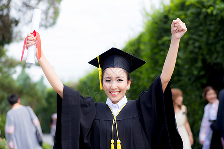 毕业女孩快乐恭喜研究生教育成功概念图片