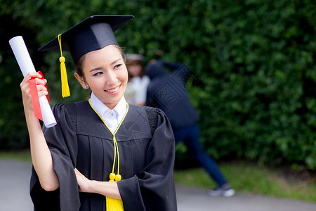 毕业女孩快乐祝贺研究生教育成功概念图片