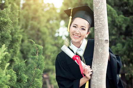 毕业女孩快乐祝贺研究生教育成功概念图片