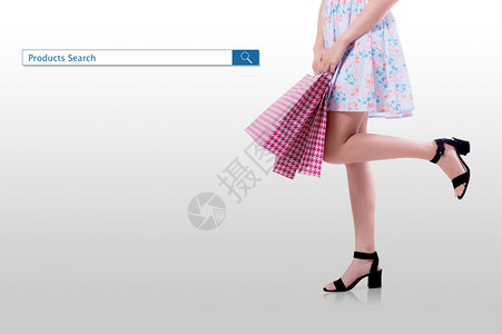 拥有搜索产品按钮的购物妇女在线买概念图片