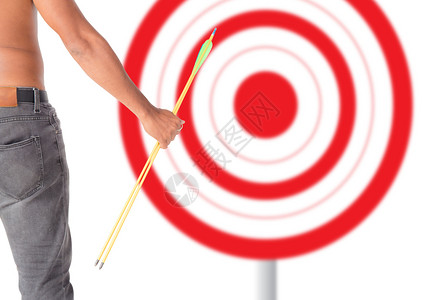 亚洲男子手持弓箭向射目标击后视商人用弓箭瞄准目标成功概念图片